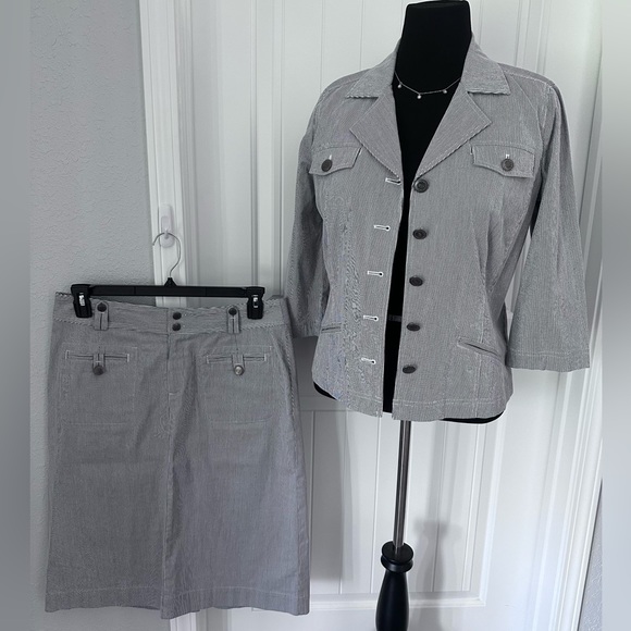 CHRISTOPHER & BANKS BLUE & WHITE PINSTRIPE STRETCH 2 PC SUIT Sz 10 - Picture 1 of 16